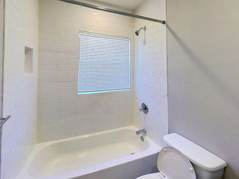 Bay Colony Apartments — Photo 22