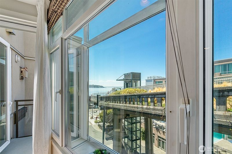 4th image of 2000 Alaskan Way #543