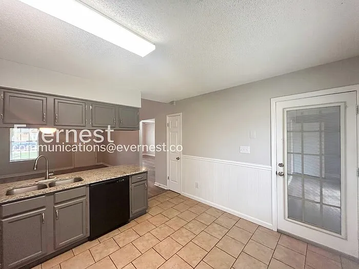 2912 Waverly Dr — Photo 8