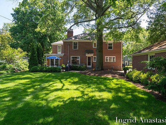 4th image of 2451 Maplewood Dr SE