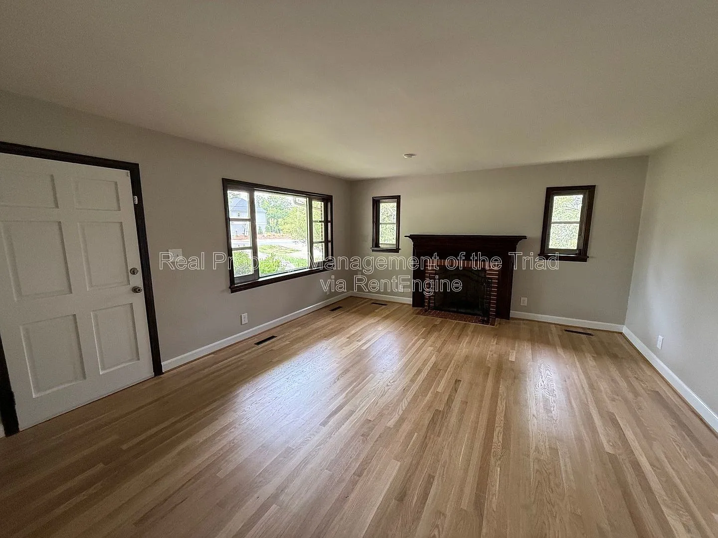3 bed, 2.0 bath, 2400 sqft, $1,995 — Photo 3