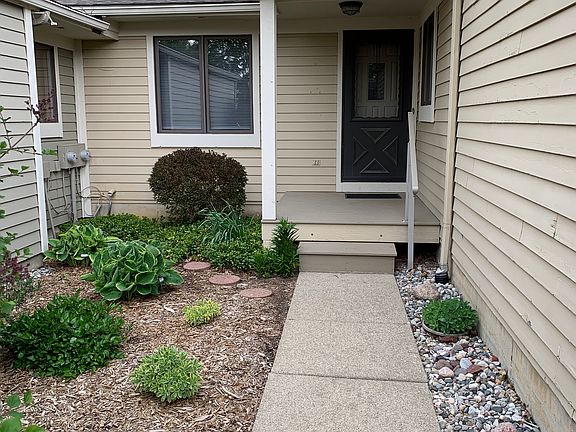 3rd image of 697 Woodcreek Cir