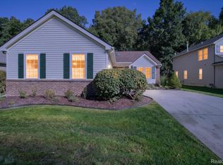 2697 Signature Cir, Pinckney, MI 48169