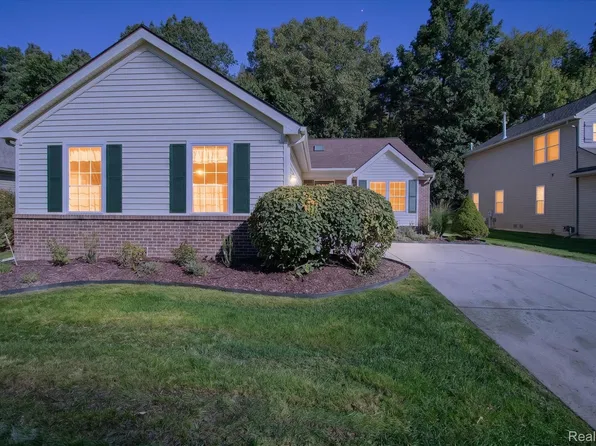 2697 Signature Cir, Pinckney, MI 48169
