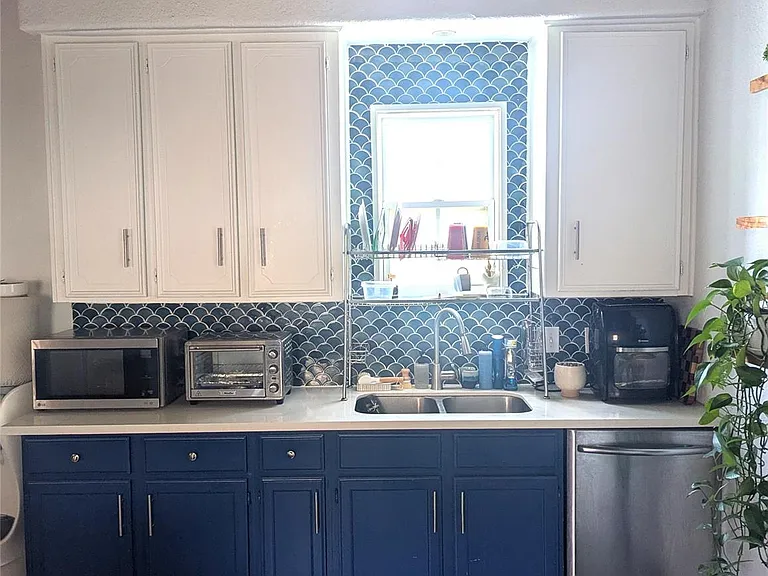 4124 Avenue M 1/2 — Photo 10