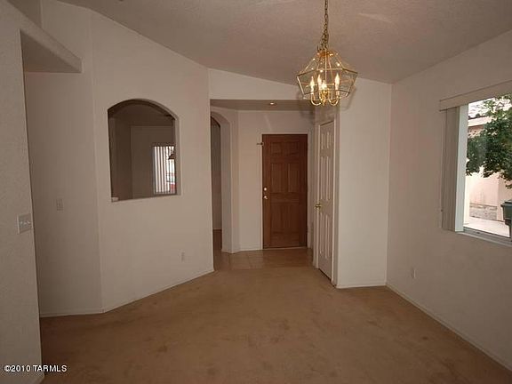 4th image of 2612 N Splitwood Ave