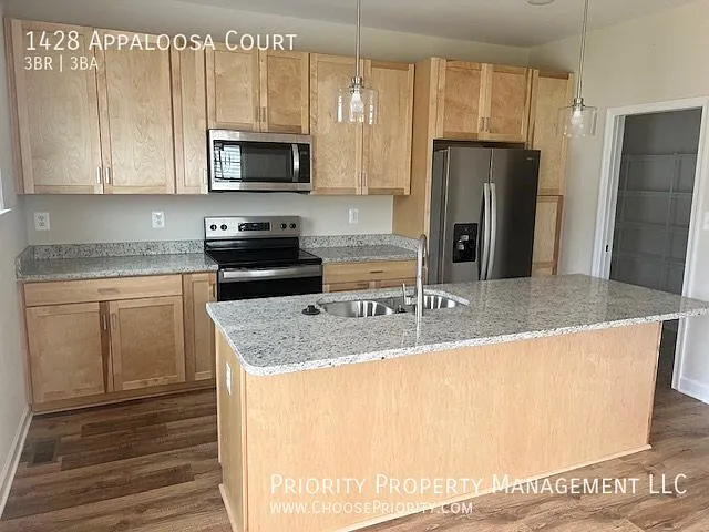 3-Bedroom Townhouse Harrisonburg, VA — Photo 4