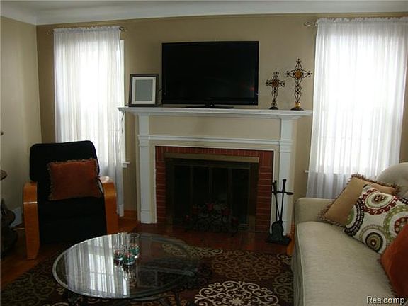 4th image of 383 Huntington Dr