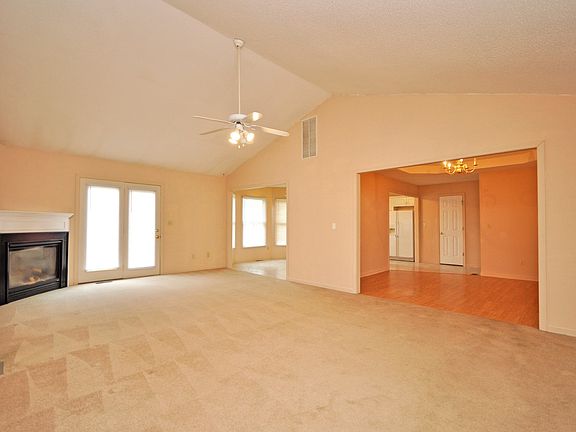4th image of 2301 W Christy Ln