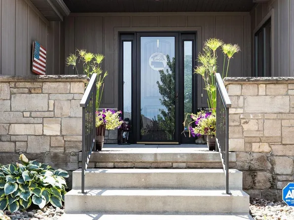 10109 Edgewater Ln, Lincoln, NE 68527