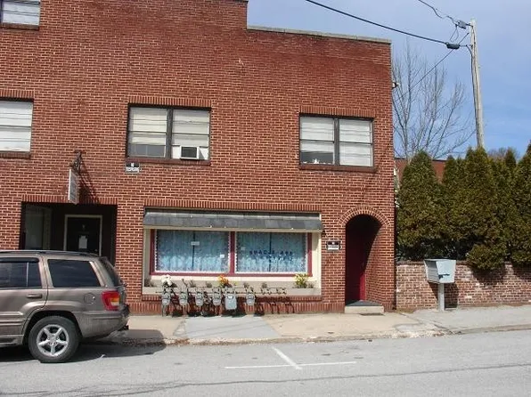 34 N Water St #A, Spring Grove, PA 17362