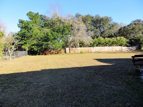 Side yard. Fenced in.