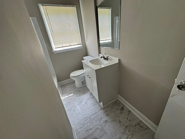 1103 McArthur Ave — Photo 2