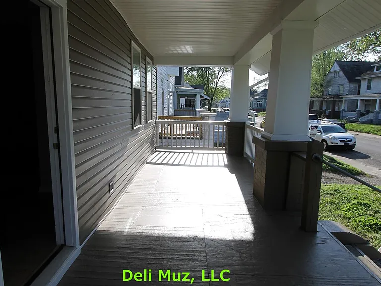 610 Jefferson Ave — Photo 2