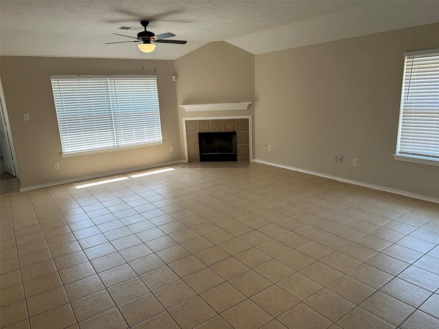 3 bed, 2.0 bath, 1518 sqft, $2,000 — Photo 2