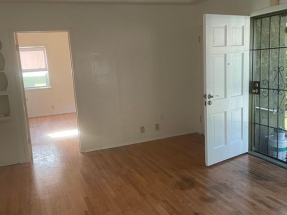 3rd image of 444 E Mariposa St