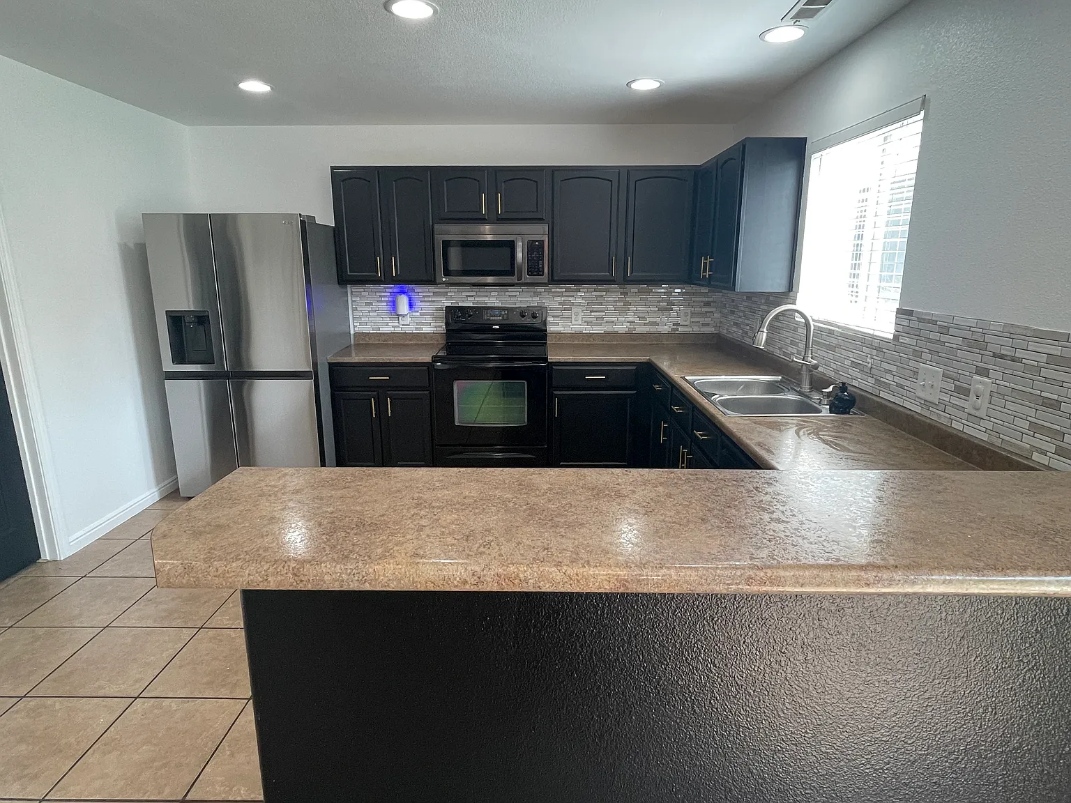 3 bed, 2.5 bath, 2380 sqft, $2,500 — Photo 4