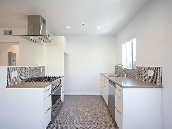 3rd image of 646 N La Fayette Park Pl APT 1