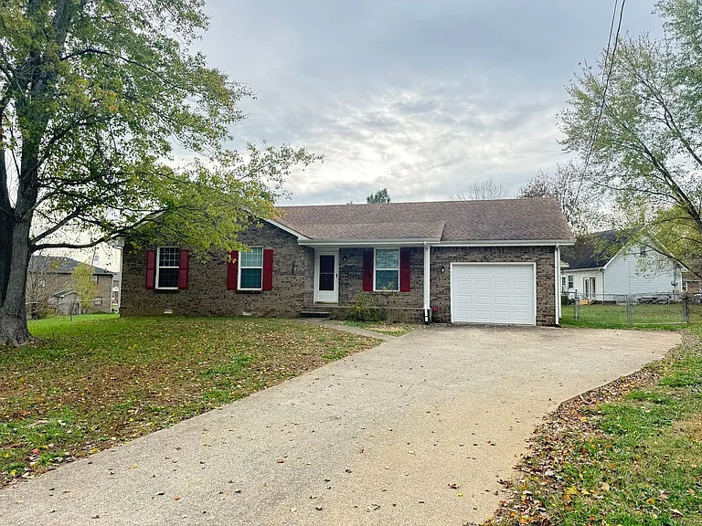 104 Cornelia Ct — Photo 1