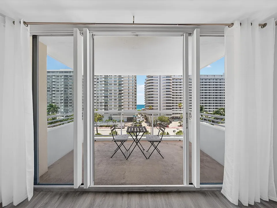 5600 Collins Ave #7X