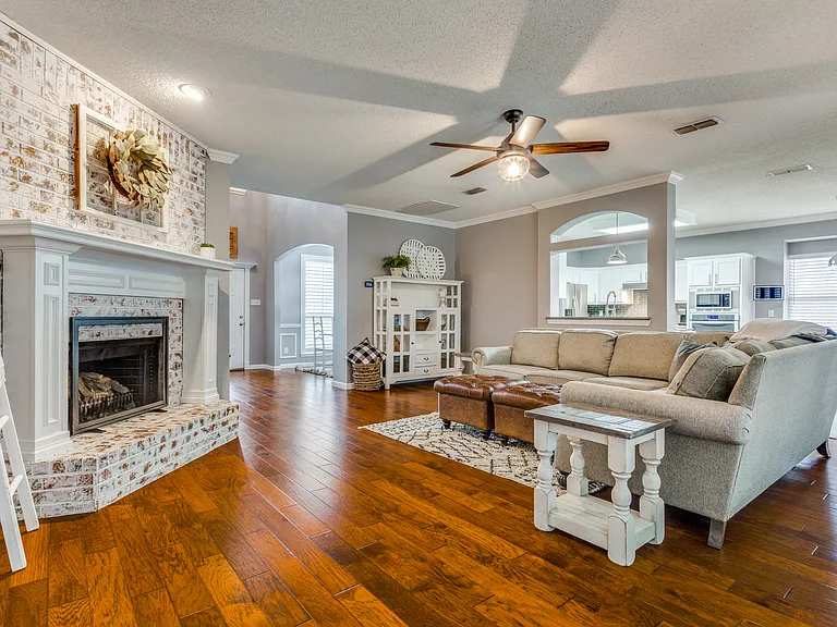 405 Parkshire Dr — Photo 3