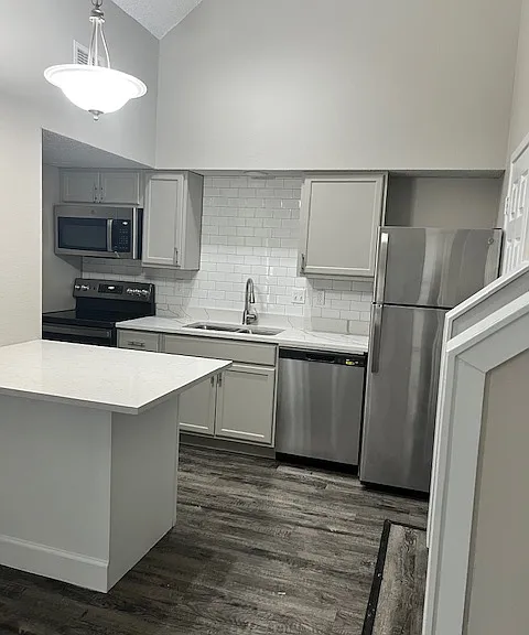 1021-2551 S Loop 289 — Photo 1