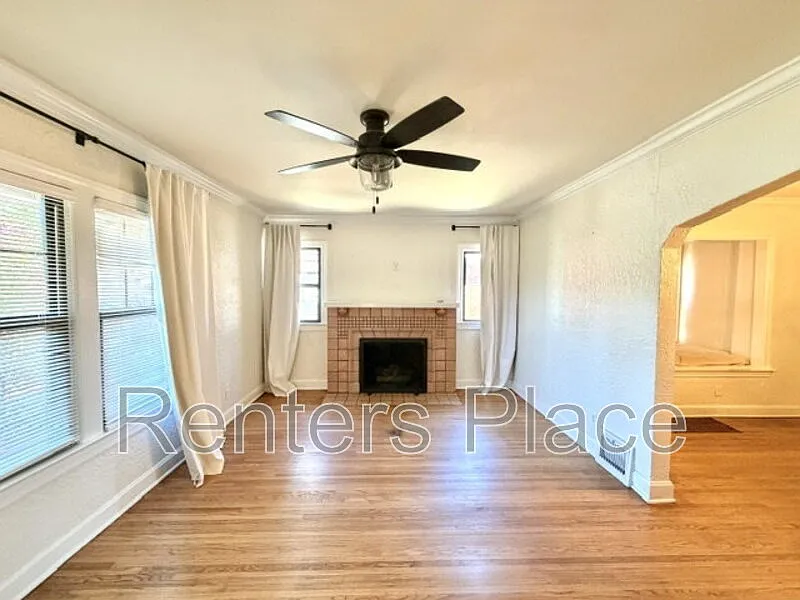 3 bed, 2.0 bath, 1402 sqft, $1,795 — Photo 2