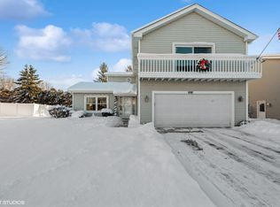 698 Regent Dr, Crystal Lake, IL 60014