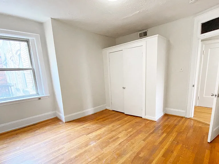 5754 Howe St — Photo 15