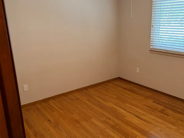 33773 Somerset Dr, Sterling Heights, MI 48312