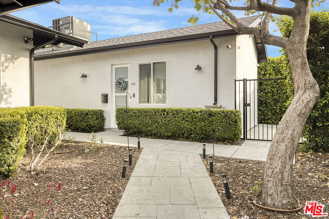 Building Photo - 7310 Woodley Ave