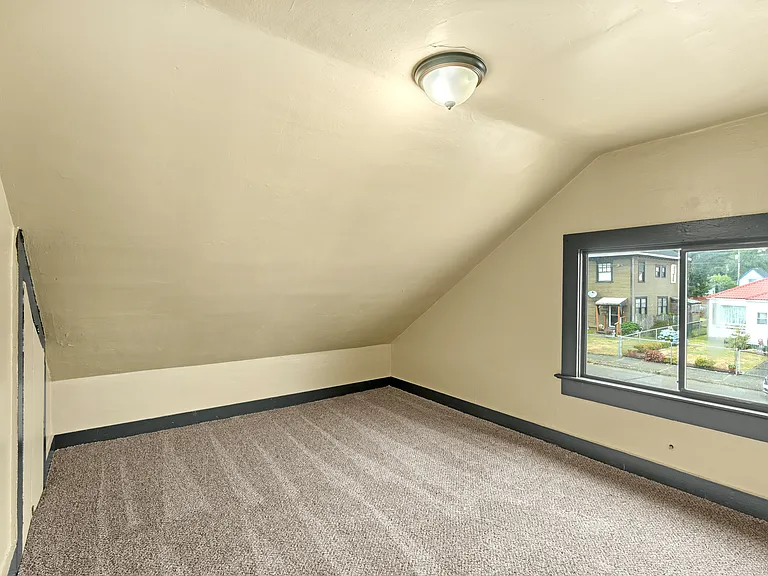 121 N D St — Photo 14