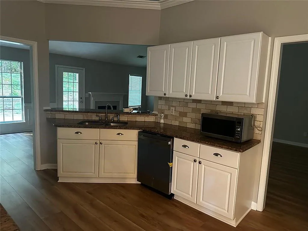 5 bed, 2.0 bath, 2159 sqft, $2,700 — Photo 4
