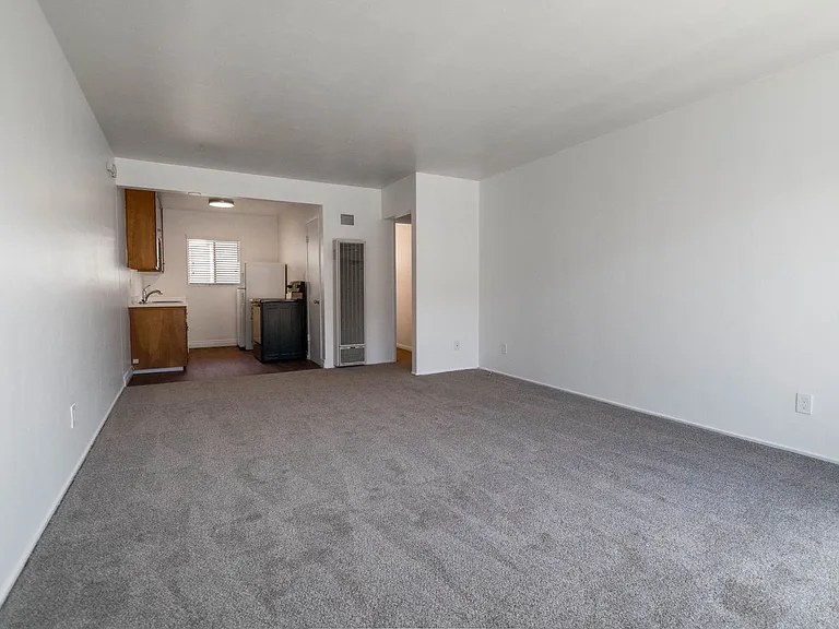 543 F Avenue — Photo 4