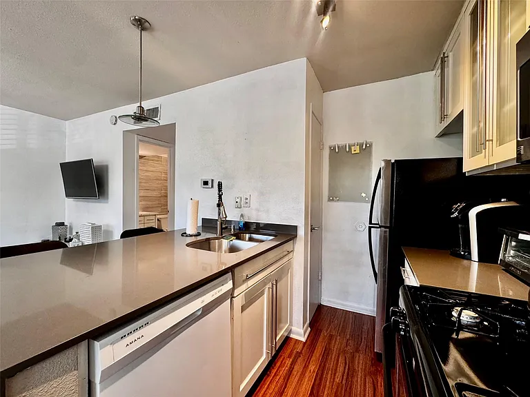 1202 Newning Ave #307 — Photo 3