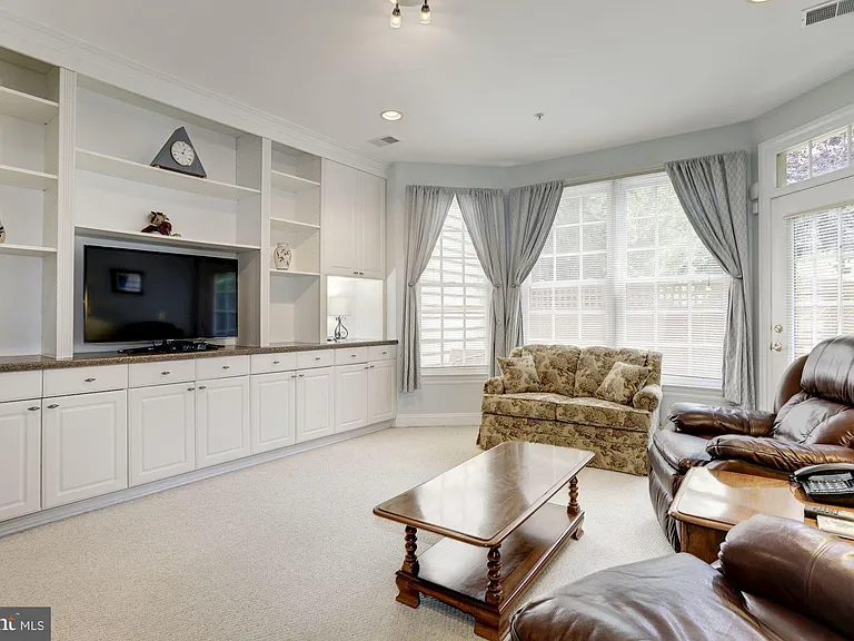 5237 Bessley Pl — Photo 3