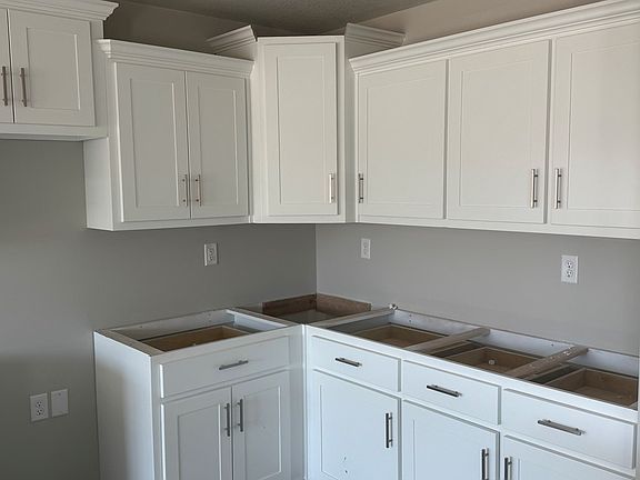 4th image of 612 E Lake Dr N