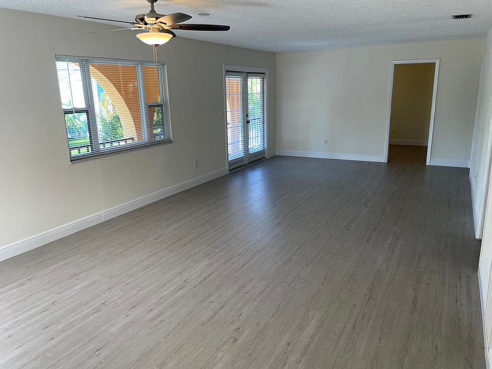 Living Room Dining Area 30' x 15'