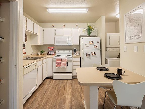 3rd image of 2001 Holleman Dr W #127023385