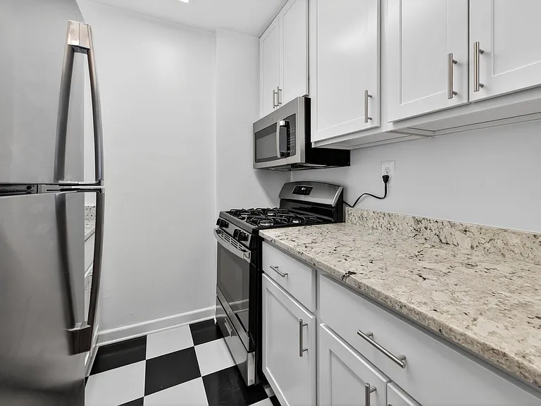 Hill House Apartments — Photo 1