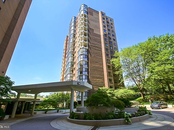 2nd image of 1600 N Oak St APT 1033