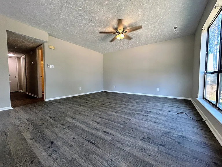 633 Mosswood Ln — Photo 7