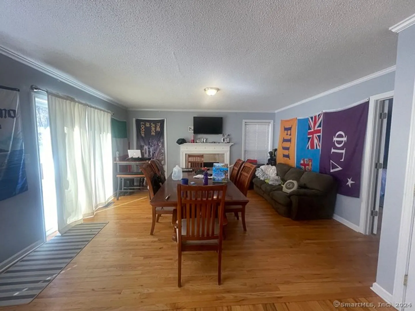Spacious colonial on private lot with master bedroom suite — Photo 4