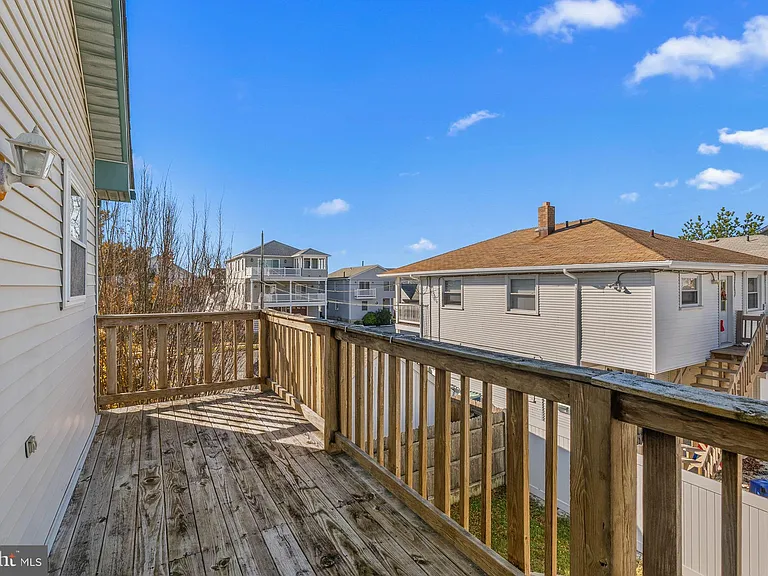 413 Beach Ave W #B — Photo 26