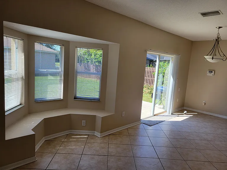 10915 Newbridge Dr — Photo 5