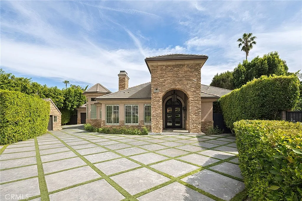 6 bed, 6900 sqft, $24,950 — Photo 2