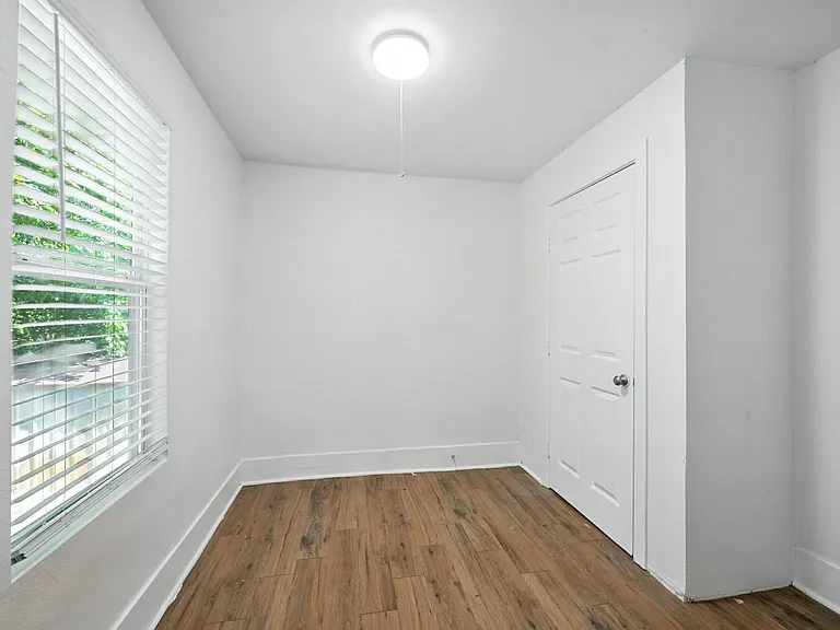 903 Baker St — Photo 7