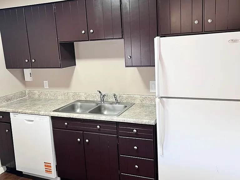 Bristol Square Apartments — Photo 134