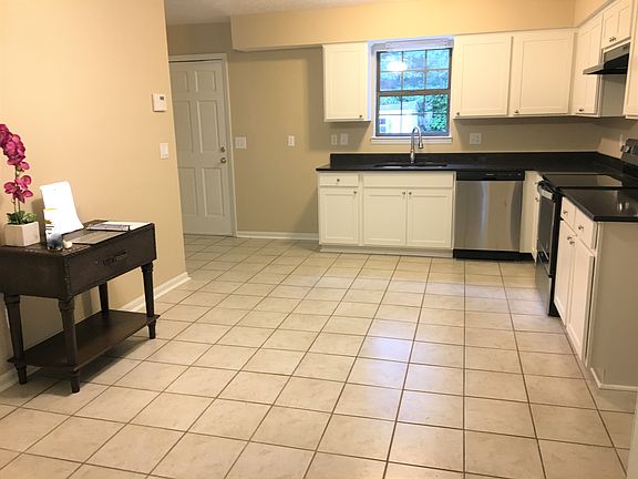 Kitchen/quartz/new cabinets