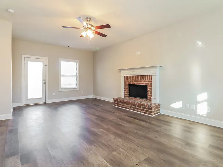 450 Louise Way — Photo 5